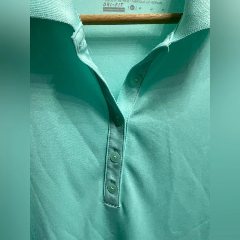 ⛳️🩵Nike Women's size M Light Blue Sleeveless golf tennis Top. Like new condition